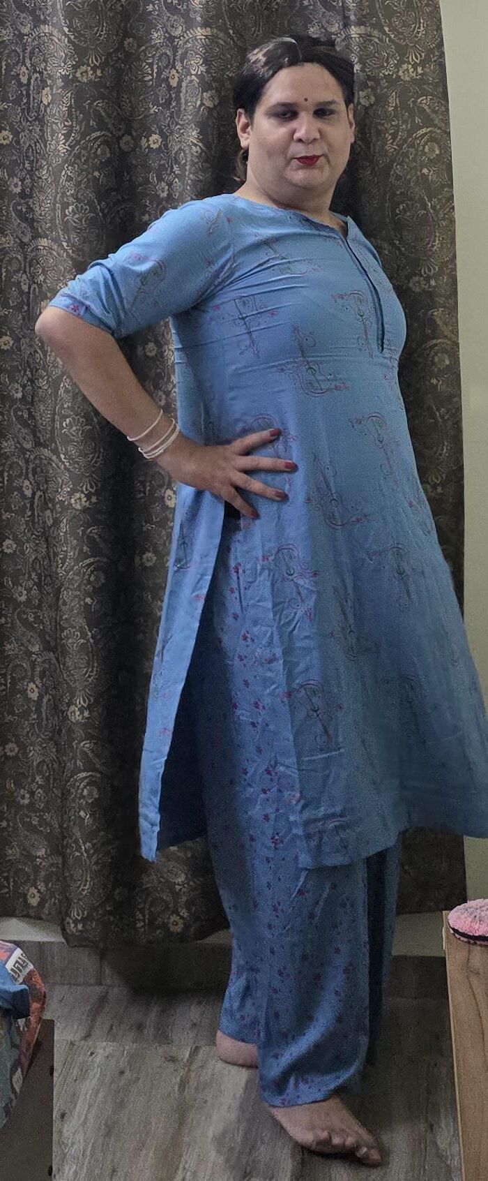 Travesti Monica M em Vestido Azul S