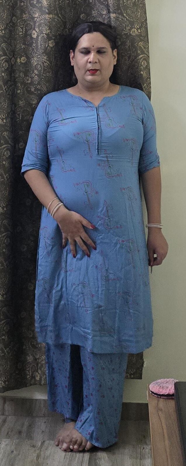 Travesti Monica M em Vestido Azul S