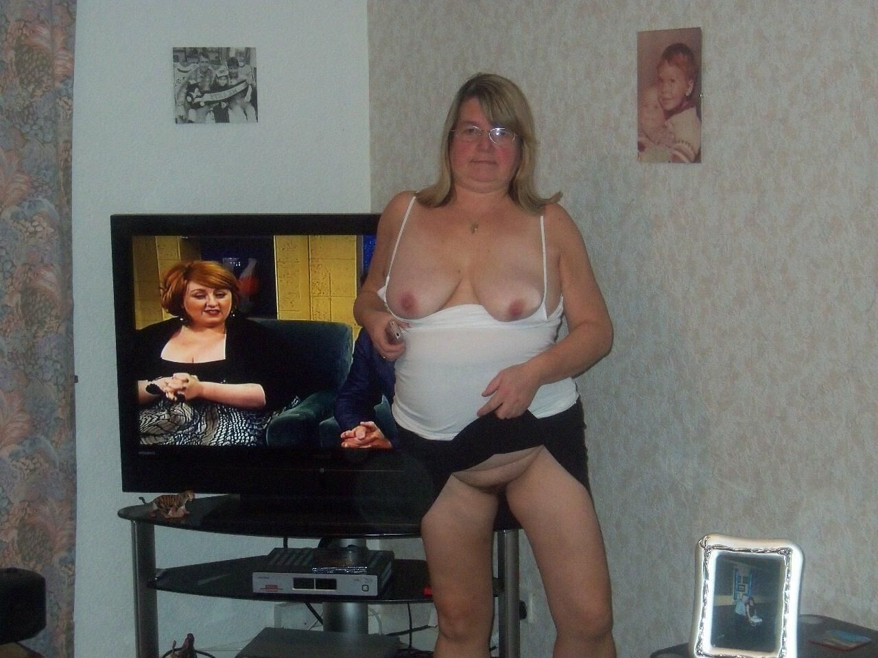 Who is she? Milf old pics