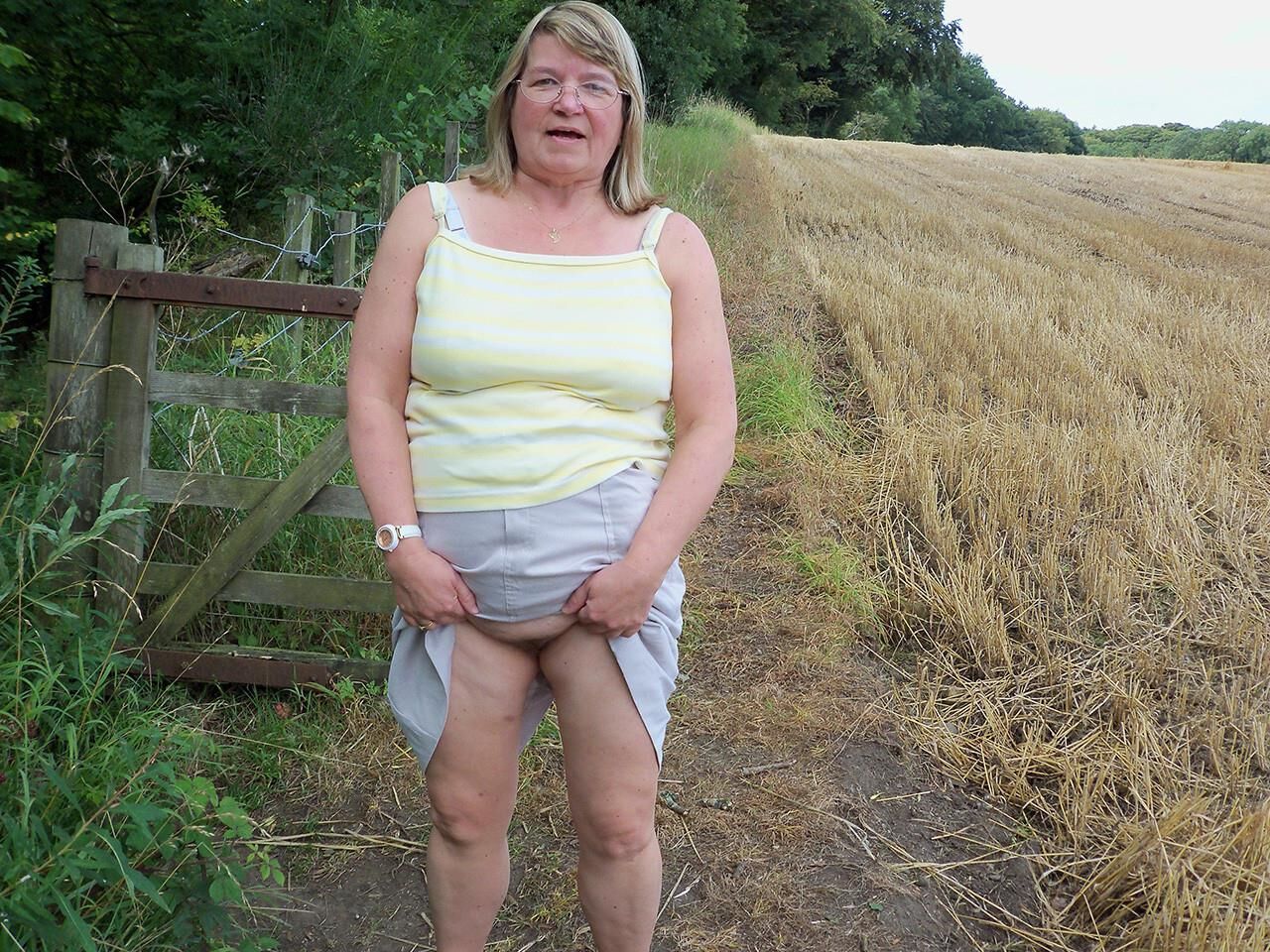 Who is she? Milf old pics
