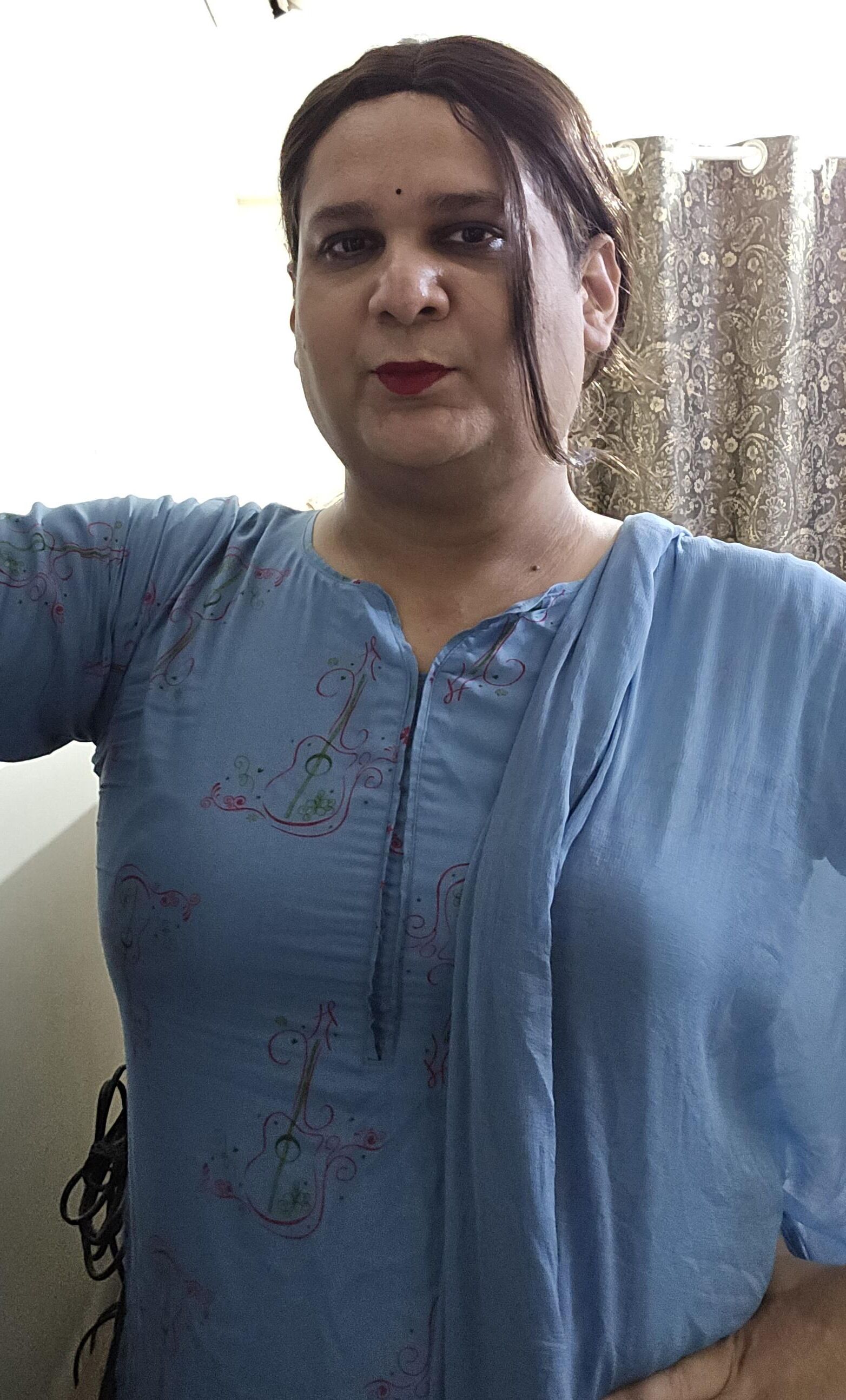 Travesti Monica M em Vestido Azul S