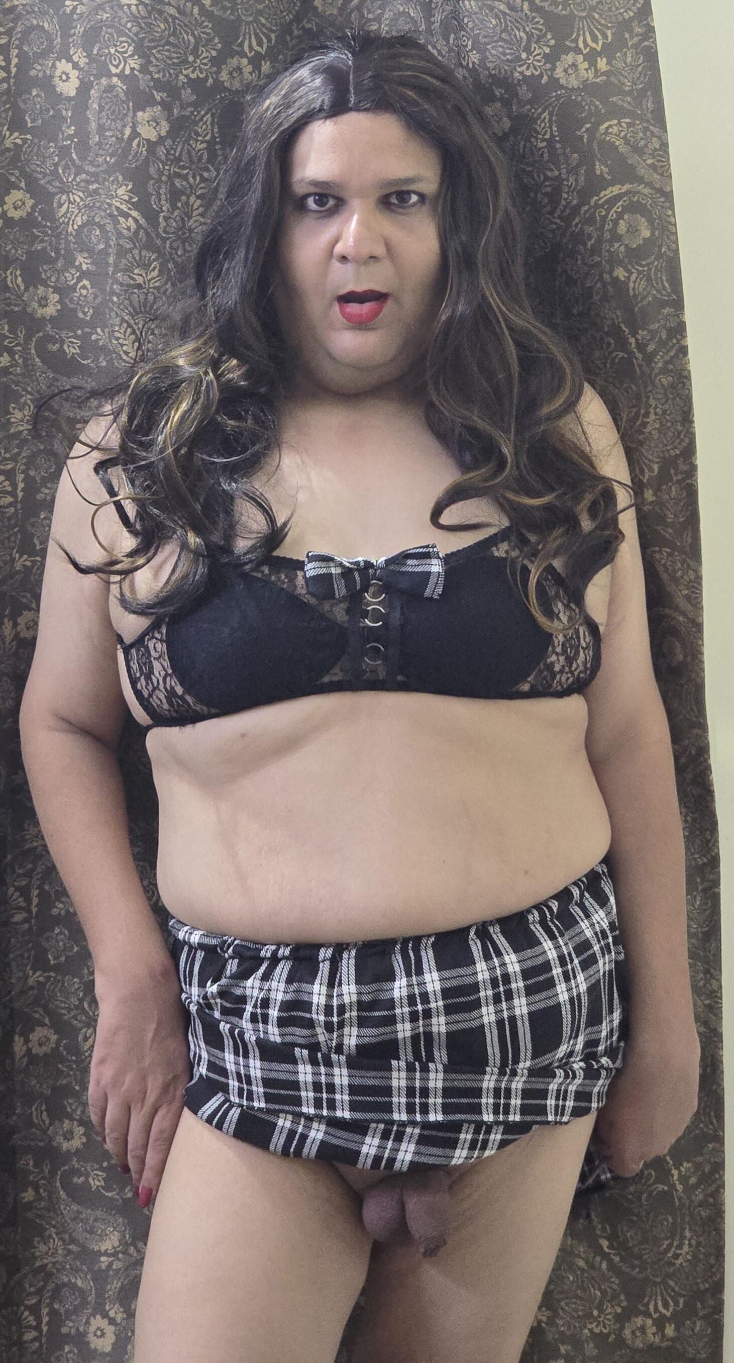 Brunette Shemale Monica M em roupas