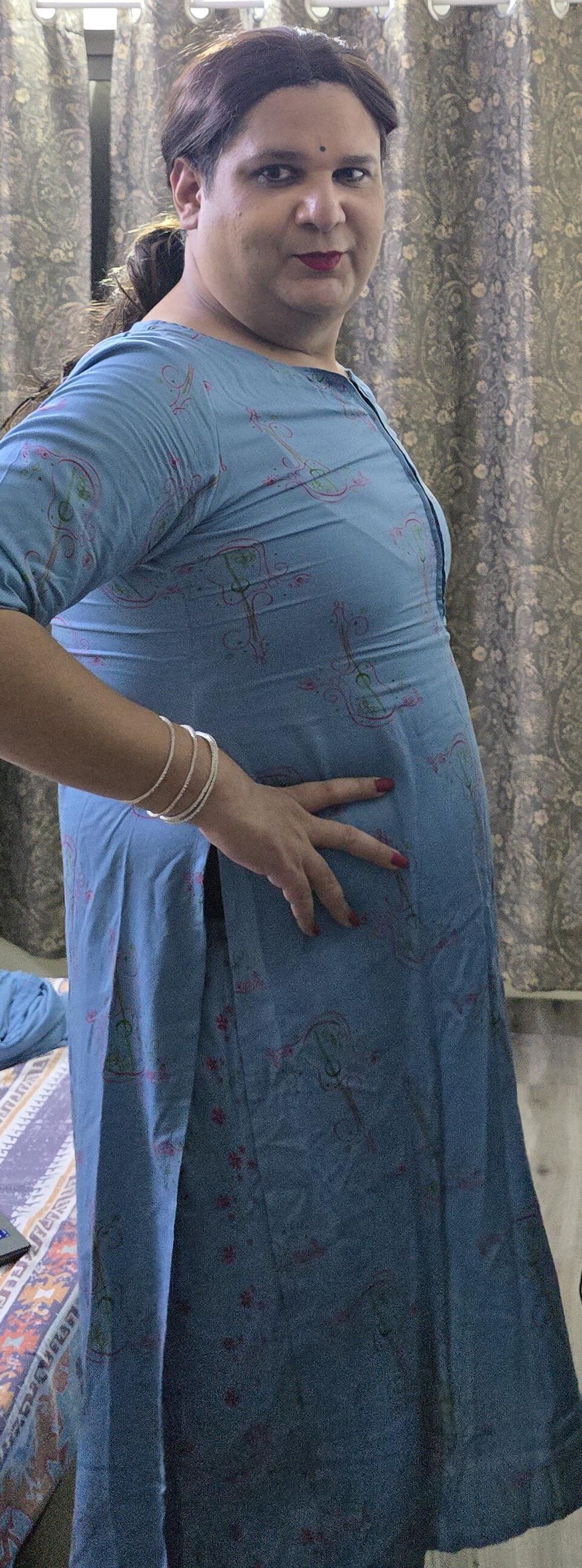 Travesti Monica M em Vestido Azul S