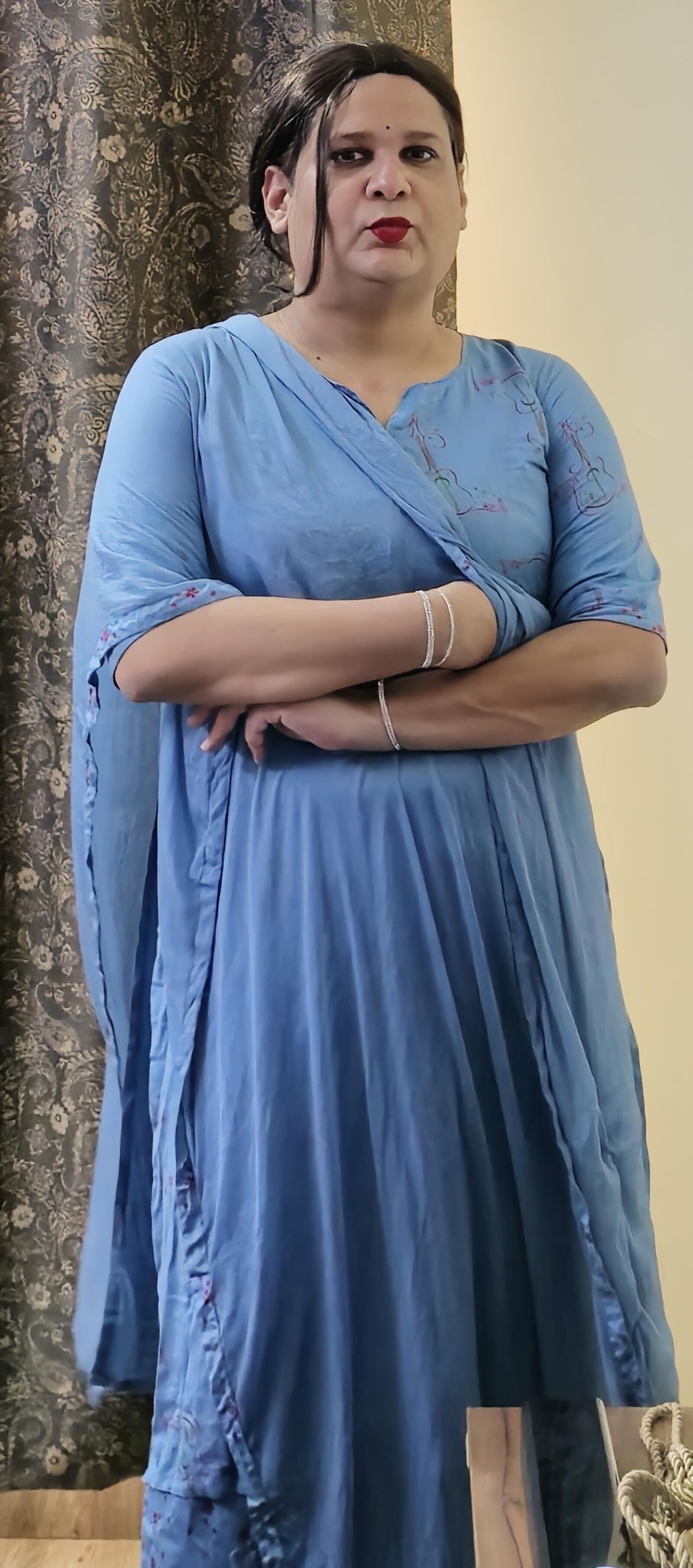 Travesti Monica M em Vestido Azul S