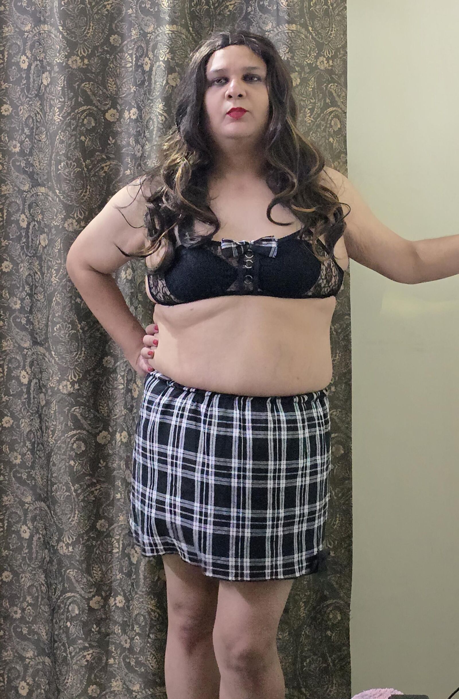 Brunette Shemale Monica M em roupas