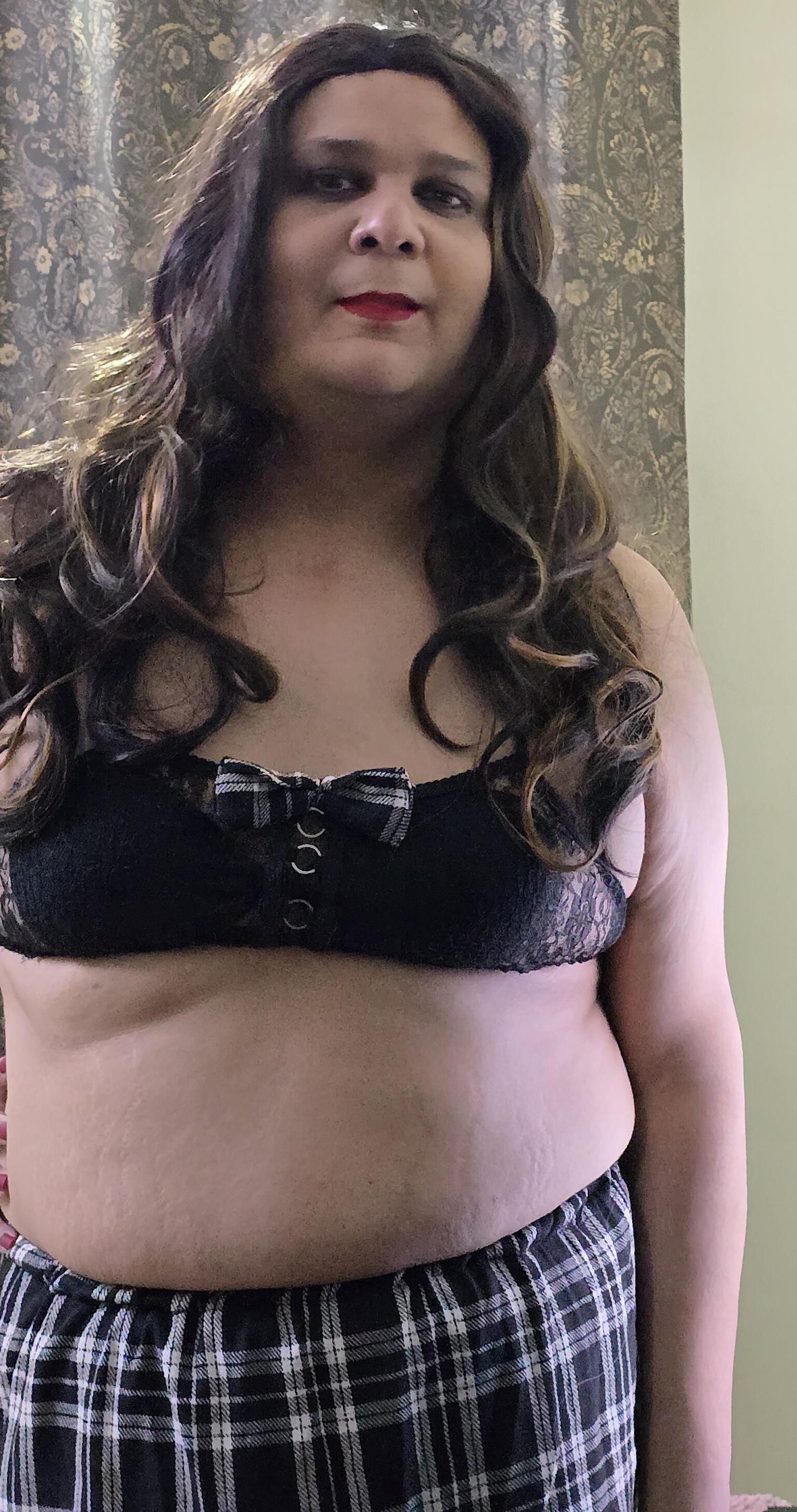 Brunette Shemale Monica M em roupas
