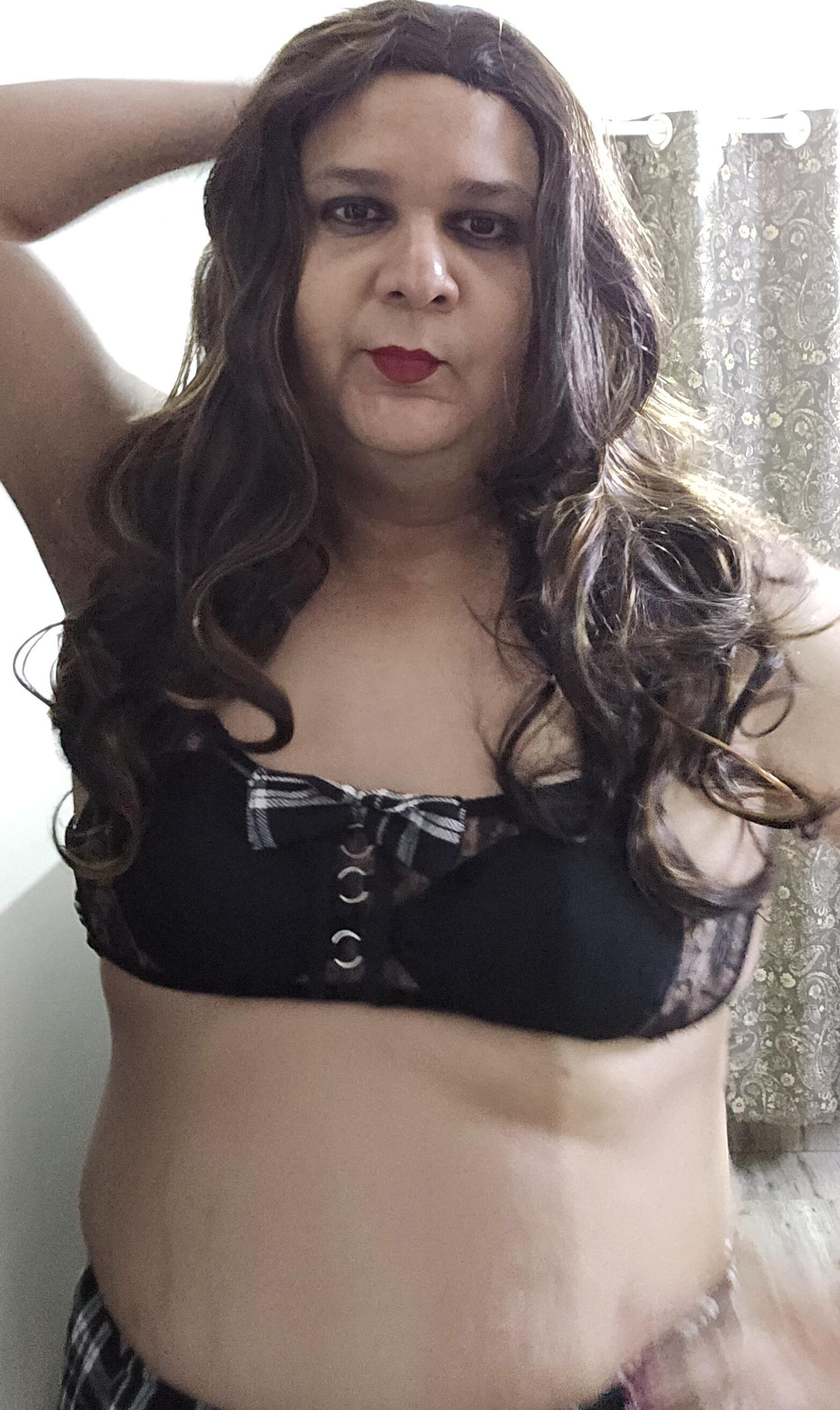 Brunette Shemale Monica M em roupas