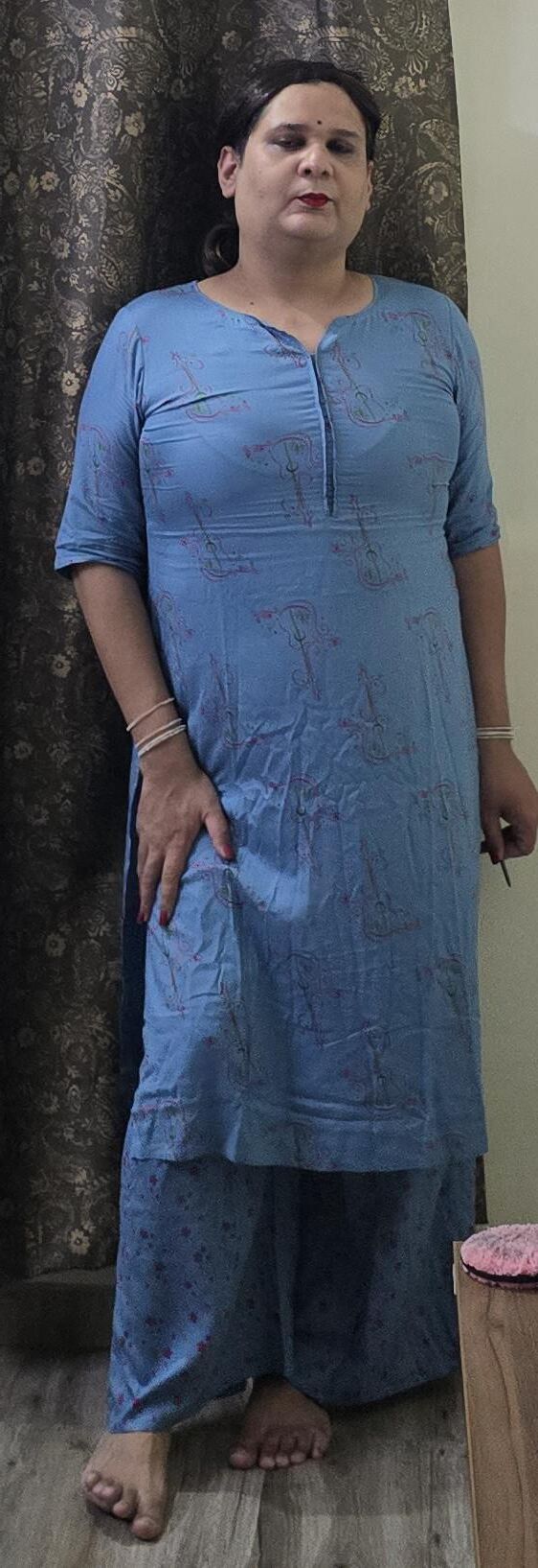 Travesti Monica M em Vestido Azul S