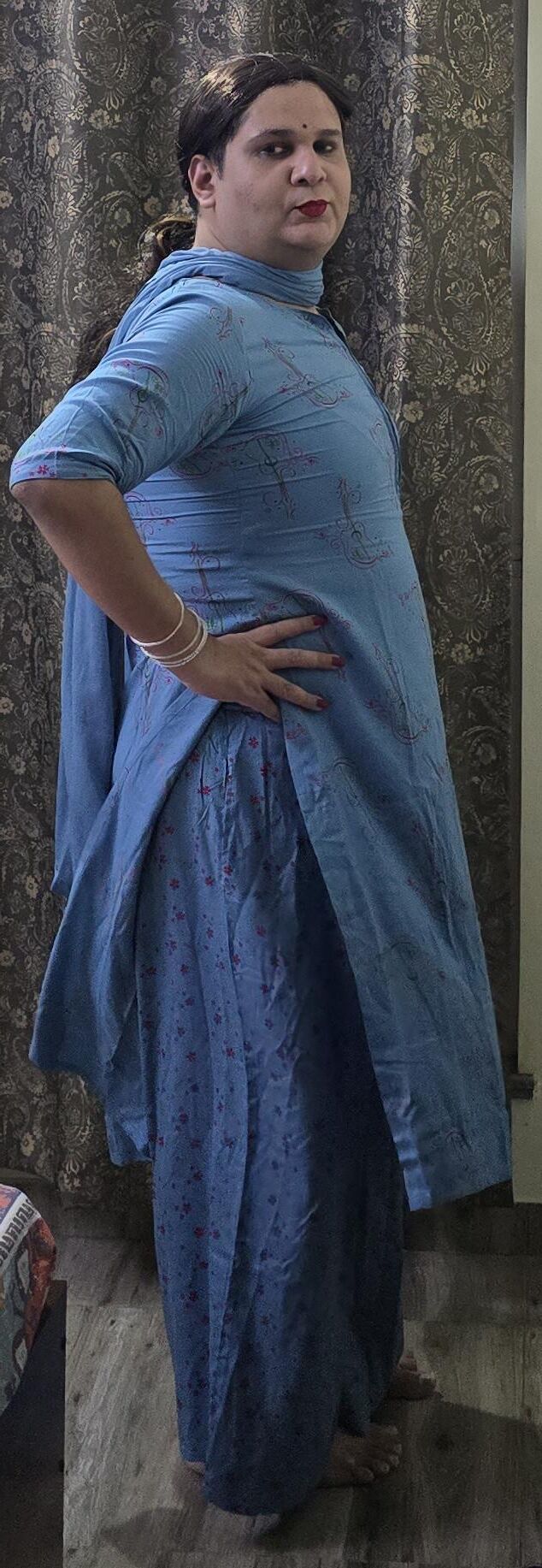 Travesti Monica M em Vestido Azul S