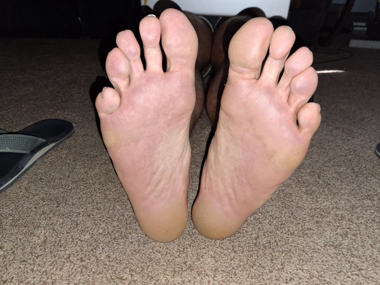 Souhaitez-vous embrasser Lick et jouir sur mes semelles douces?