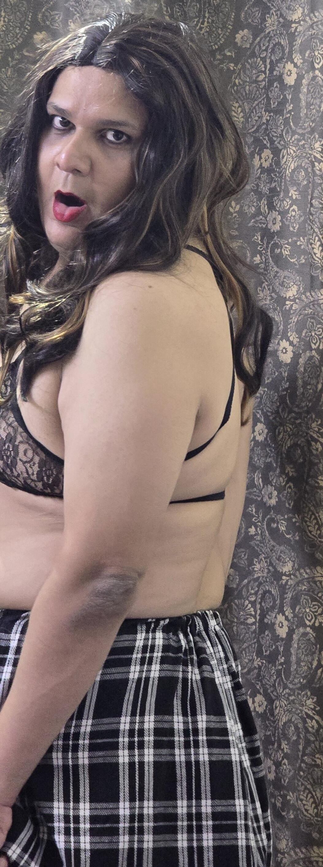 Brunette Shemale Monica M em roupas