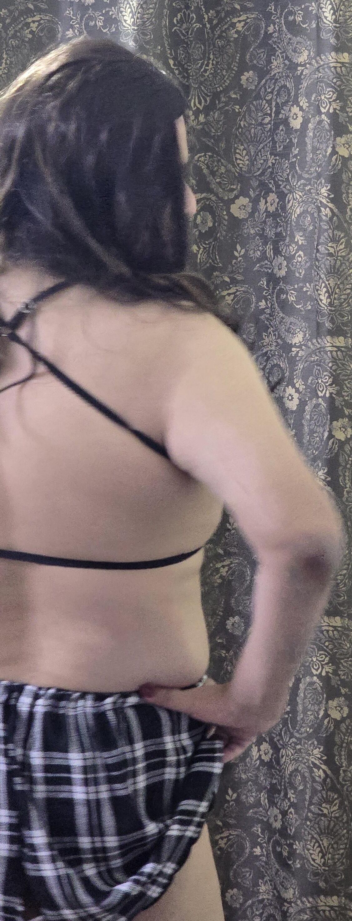 Brunette Shemale Monica M em roupas