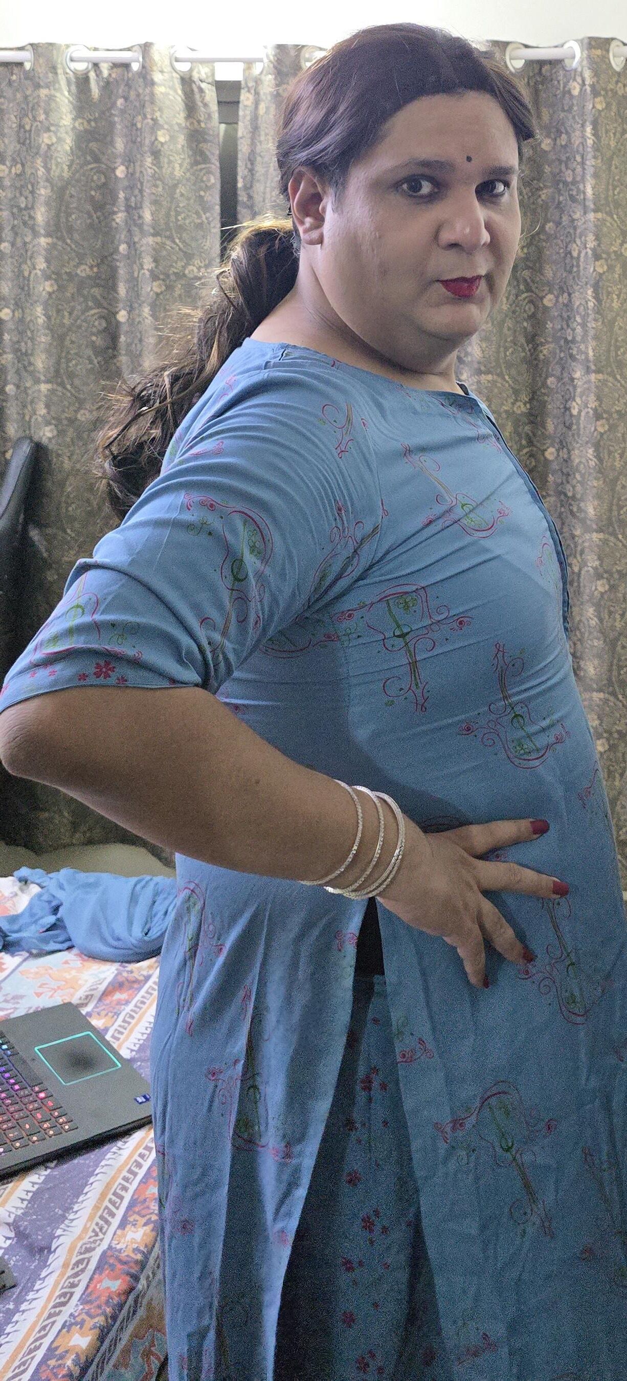 Travesti Monica M em Vestido Azul S