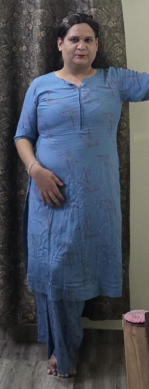 Travesti Monica M em Vestido Azul S