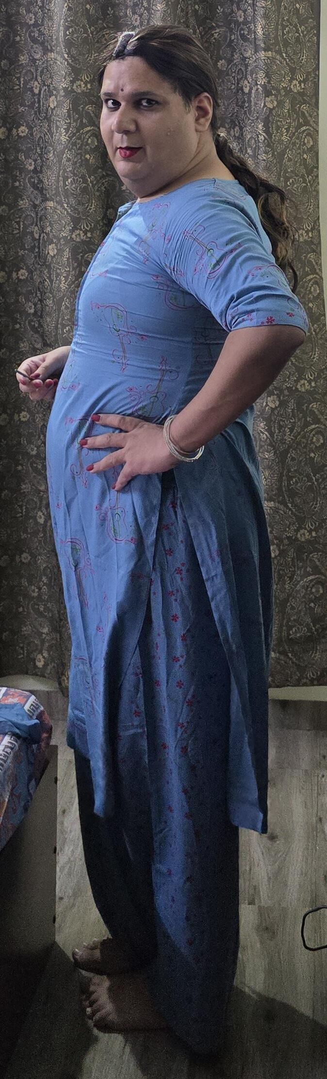 Travesti Monica M em Vestido Azul S