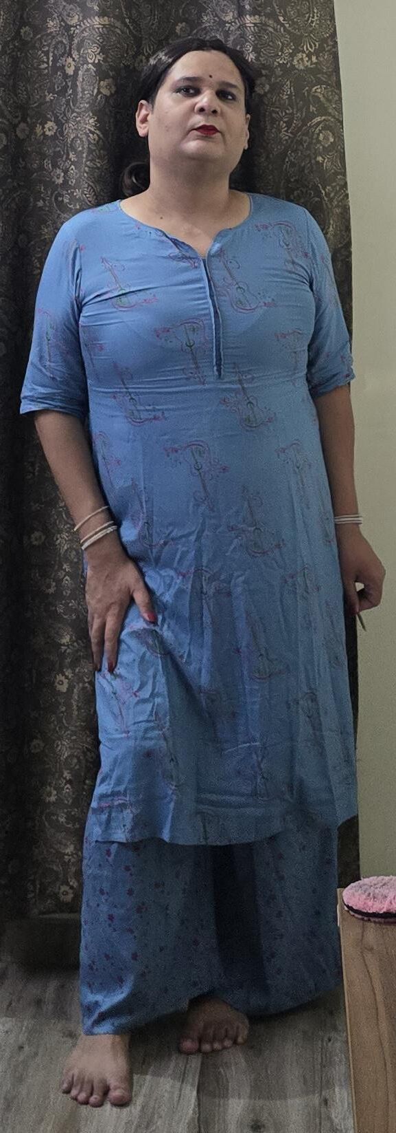 Travesti Monica M em Vestido Azul S