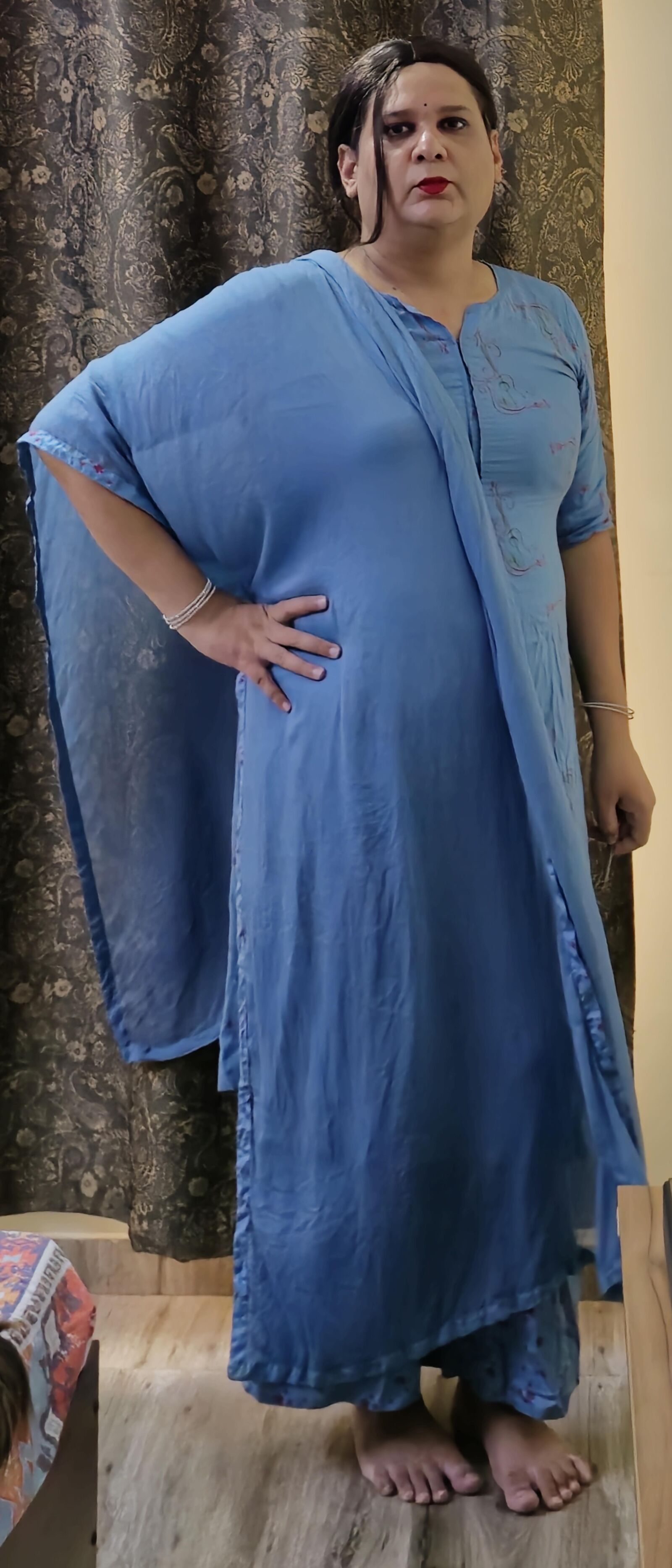 Travesti Monica M em Vestido Azul S