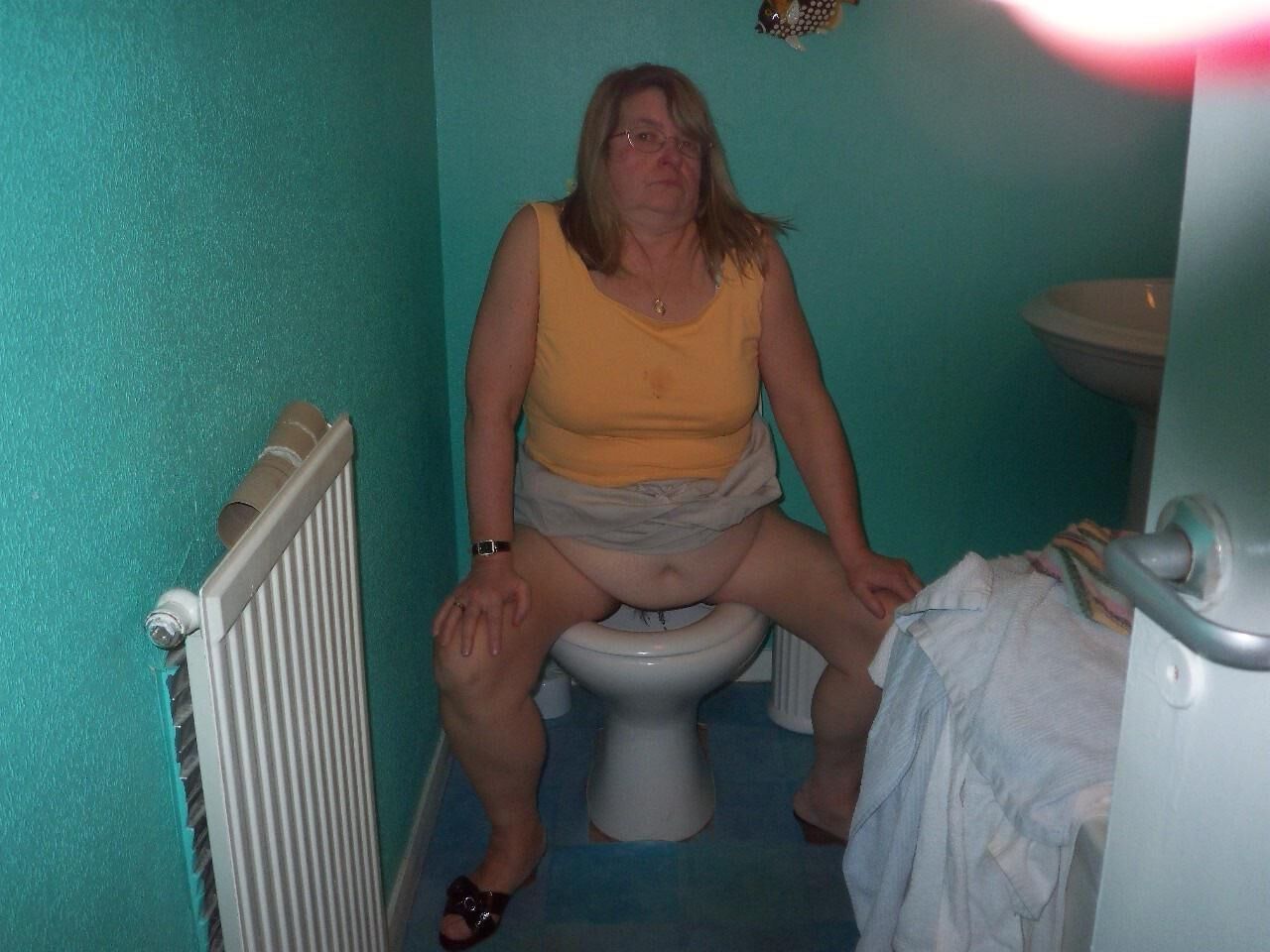 Who is she? Milf old pics