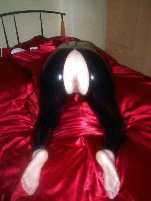 Latexnutte Monique ziegt ihre fotze