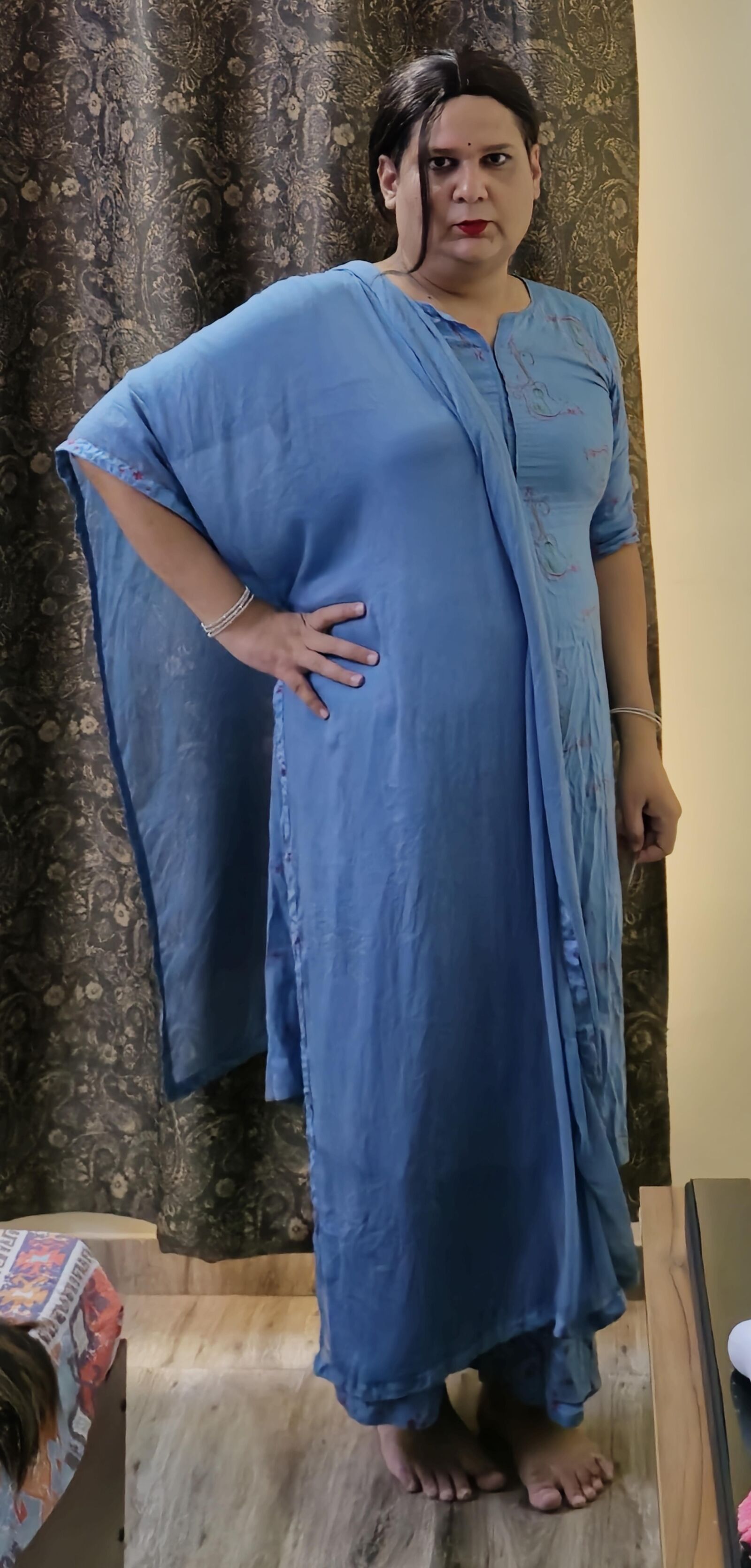 Travesti Monica M em Vestido Azul S