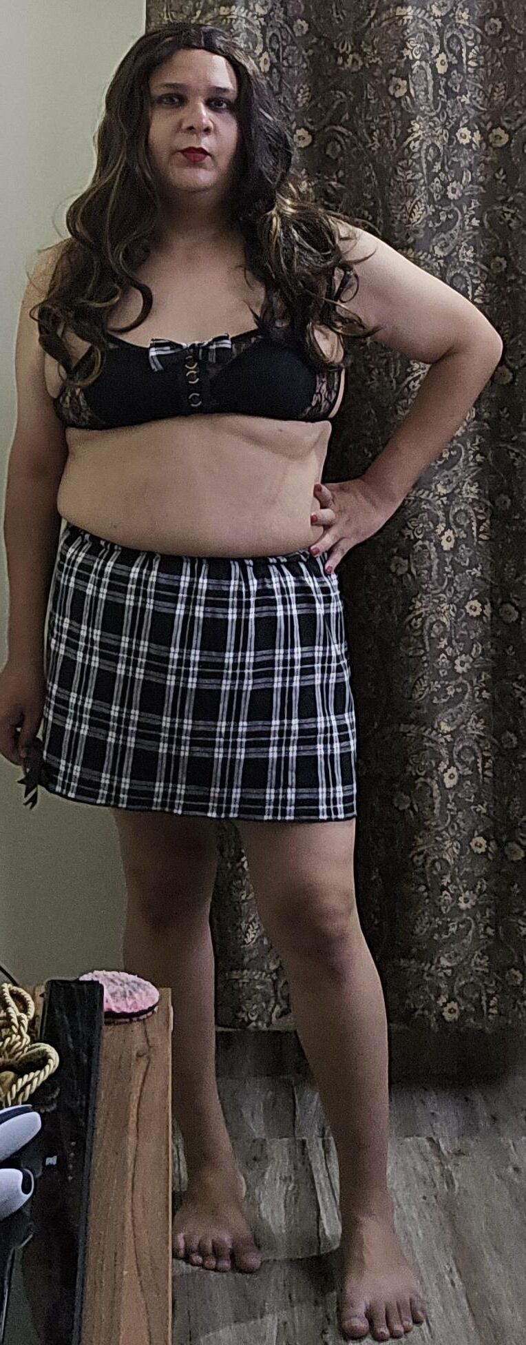 Brunette Shemale Monica M em roupas