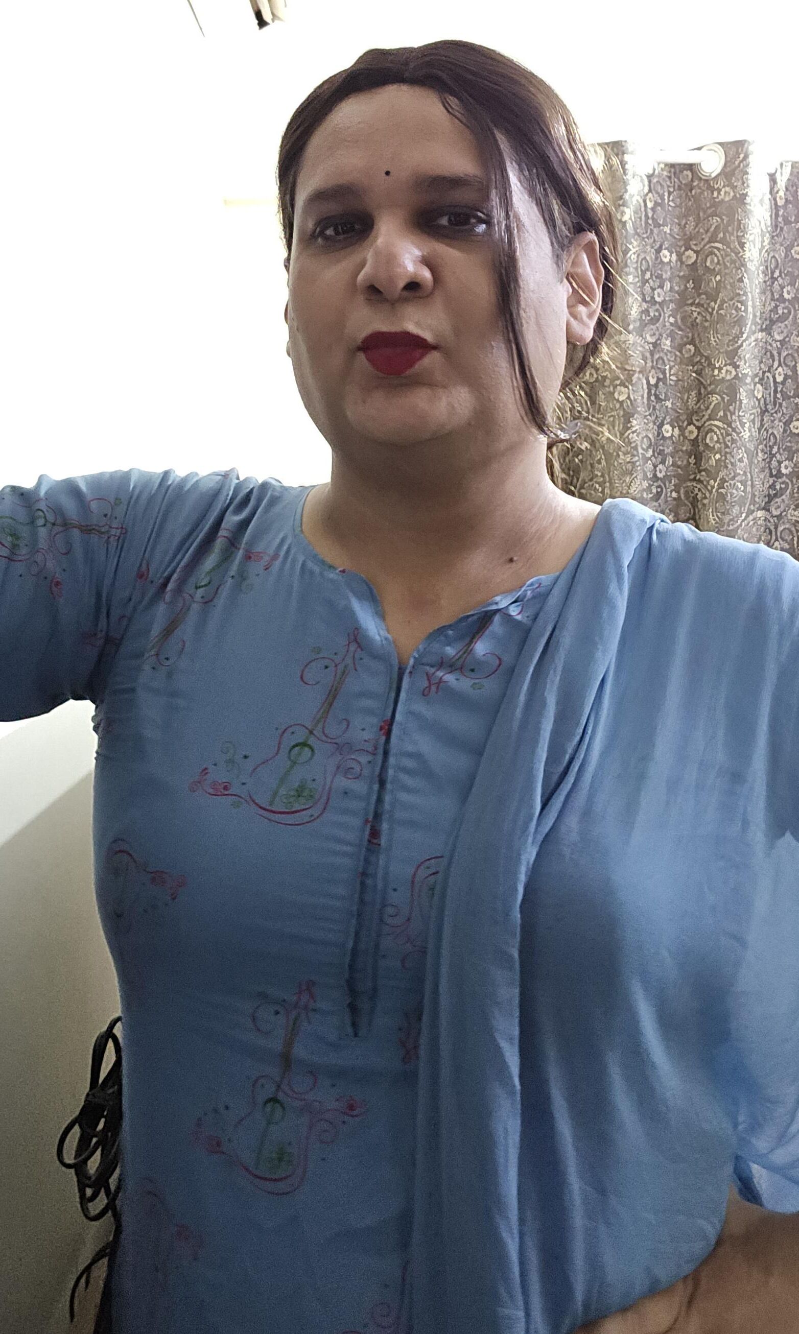 Travesti Monica M em Vestido Azul S