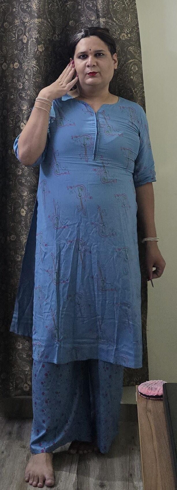 Travesti Monica M em Vestido Azul S