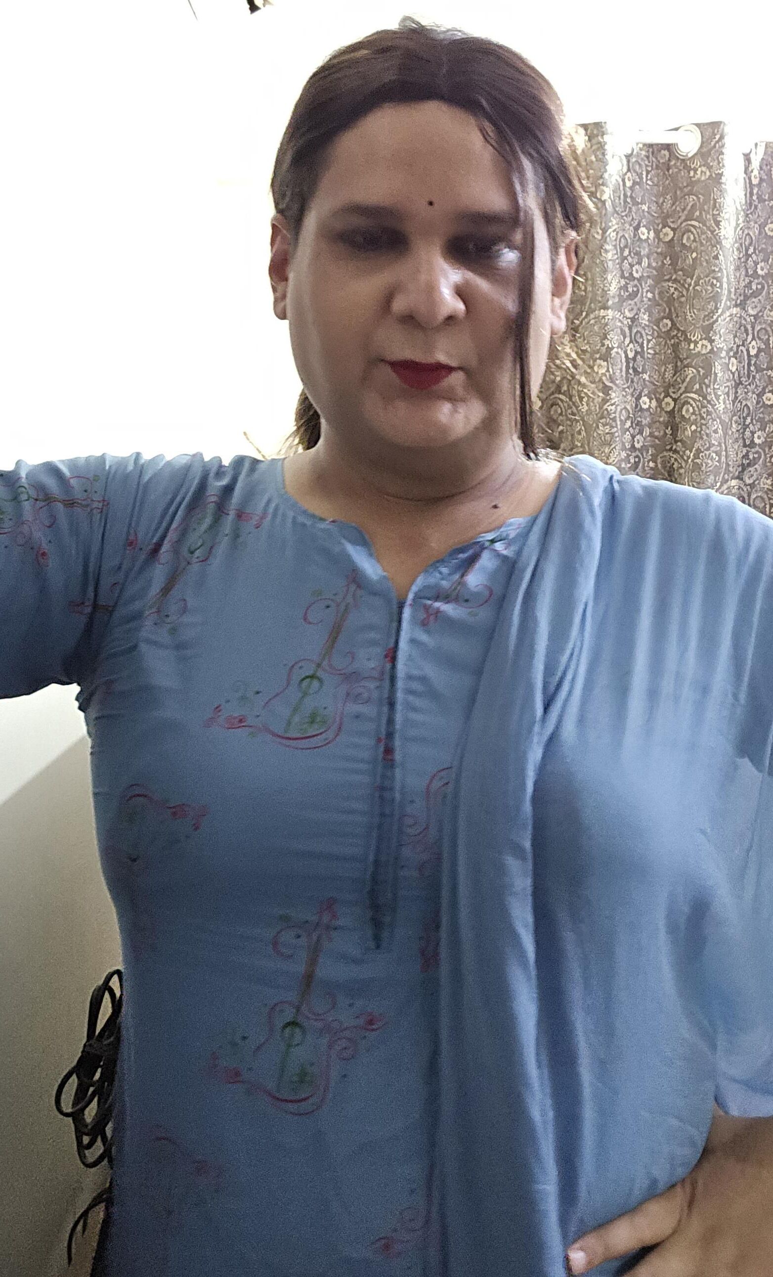Travesti Monica M em Vestido Azul S