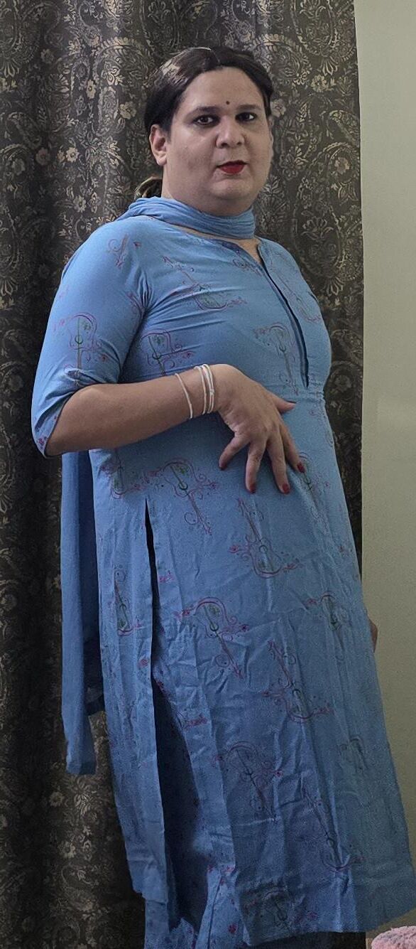 Travesti Monica M em Vestido Azul S