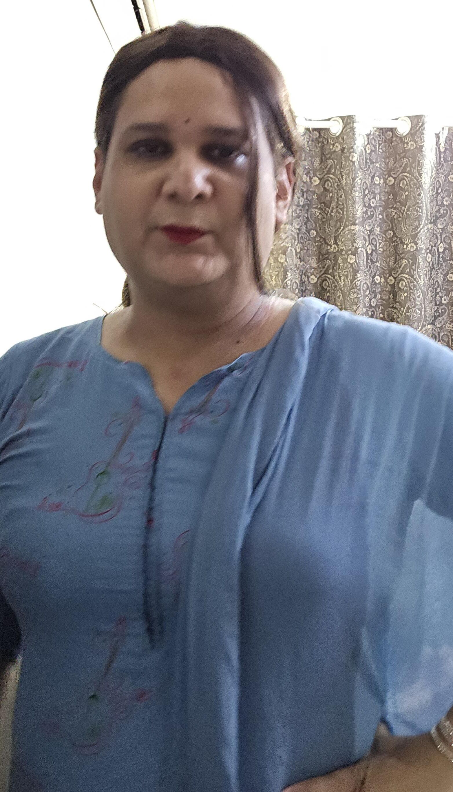 Travesti Monica M em Vestido Azul S