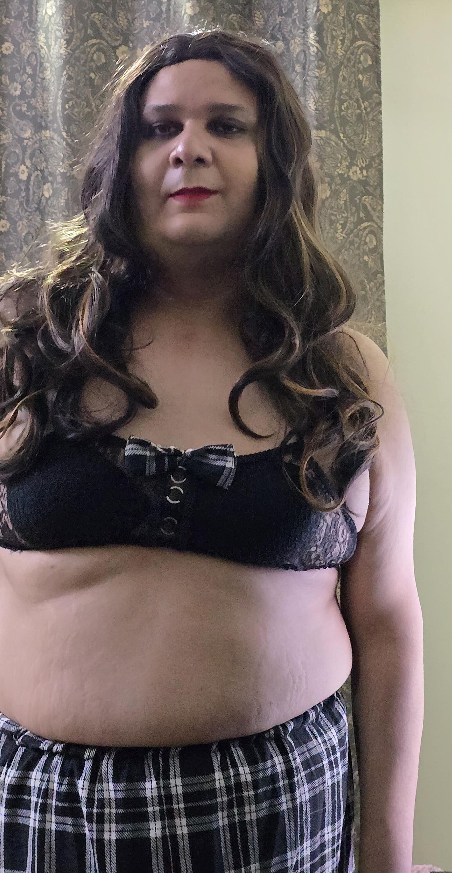 Brunette Shemale Monica M em roupas