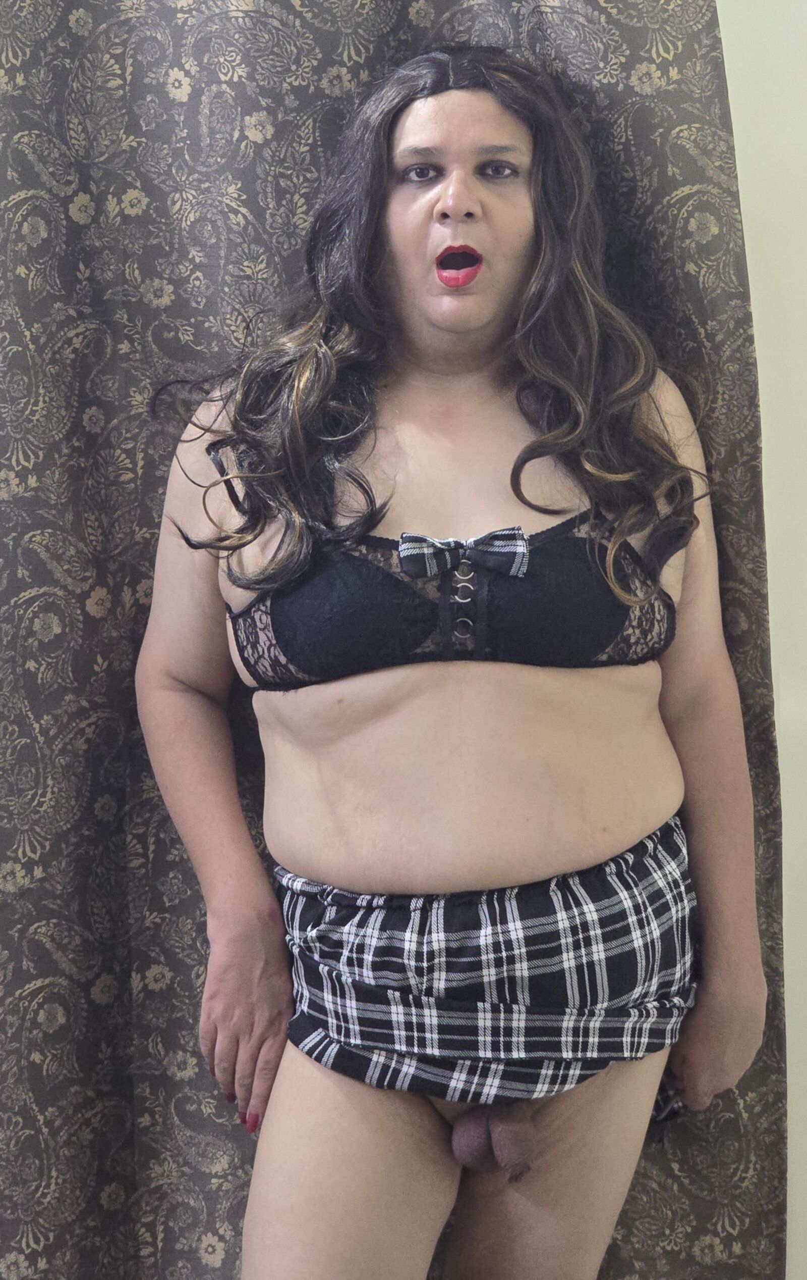 Brunette Shemale Monica M em roupas