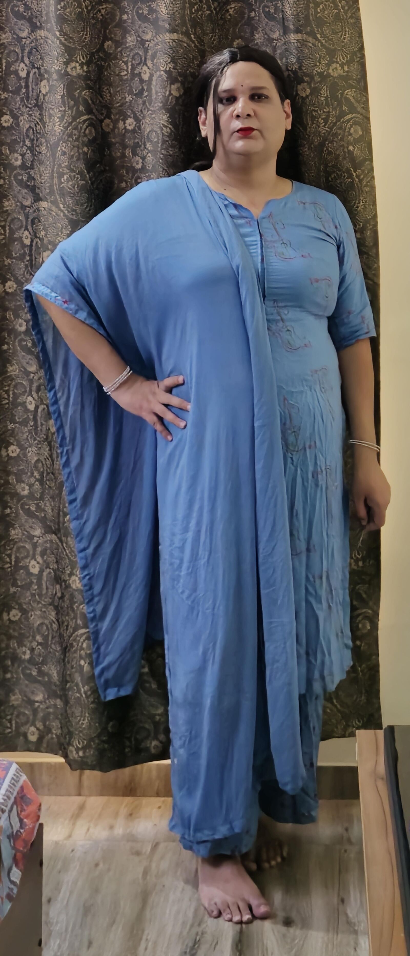 Travesti Monica M em Vestido Azul S
