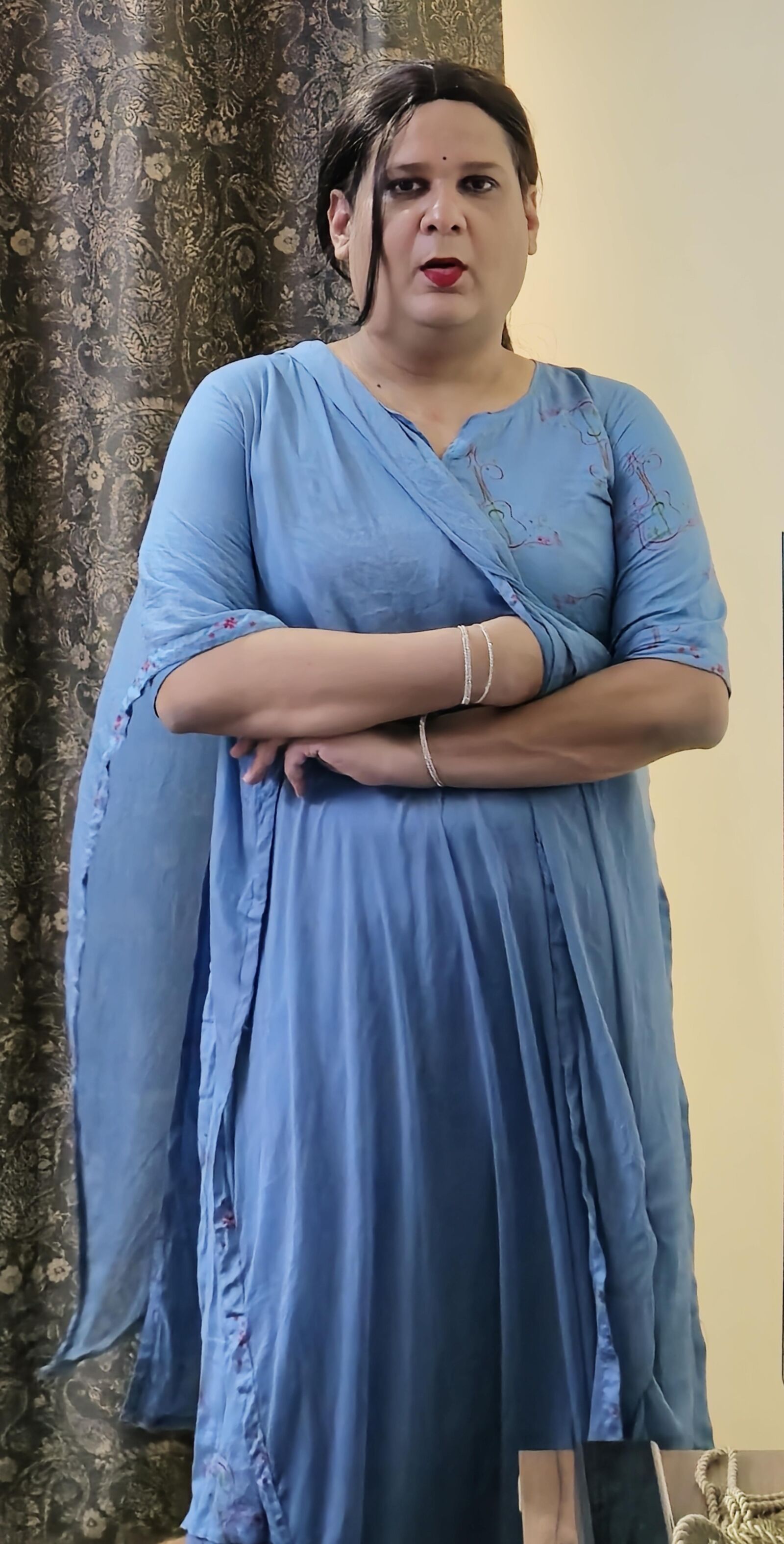 Travesti Monica M em Vestido Azul S