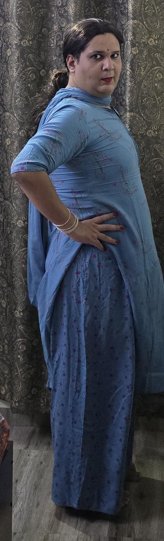 Travesti Monica M em Vestido Azul S