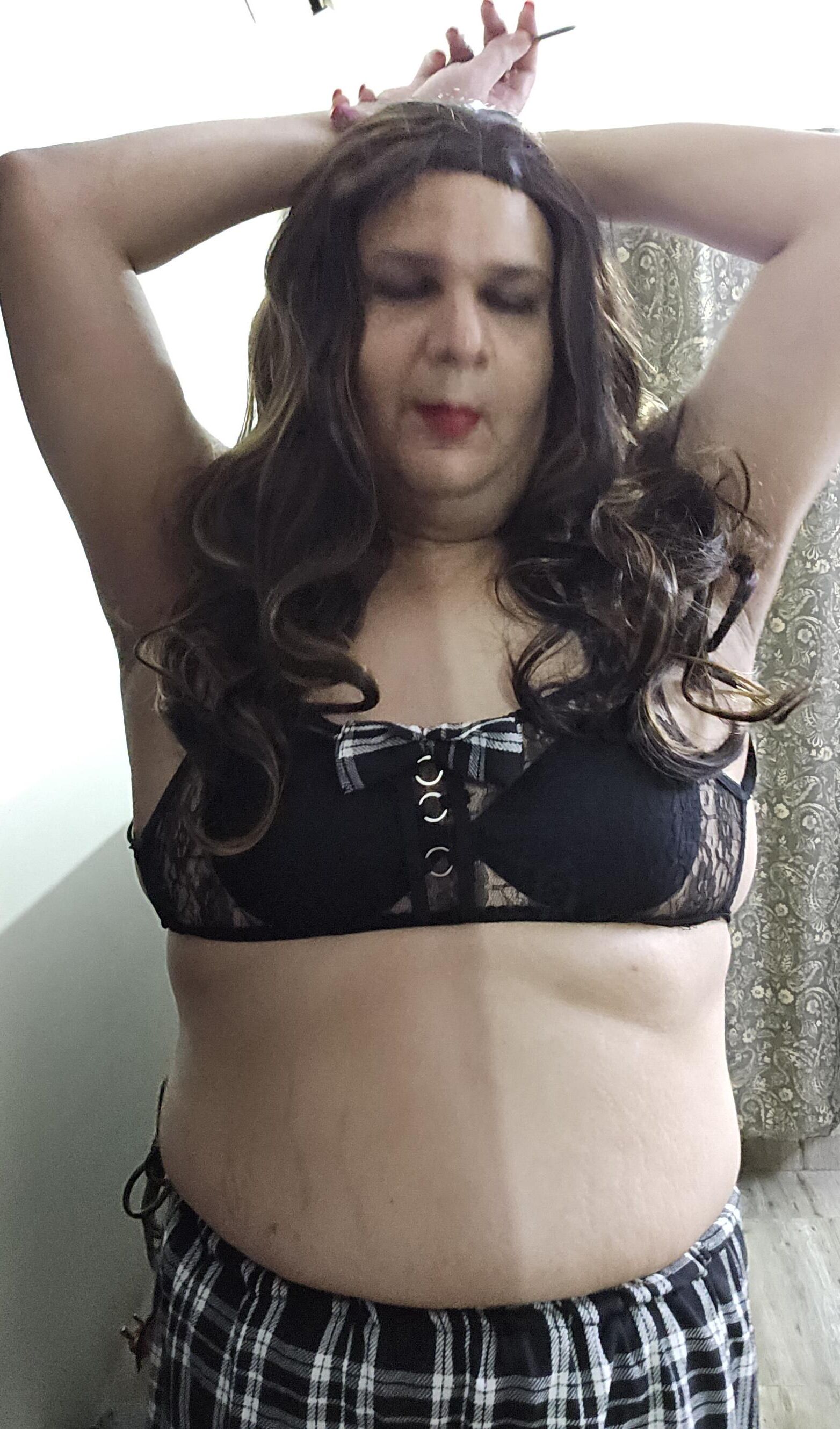Brunette Shemale Monica M em roupas