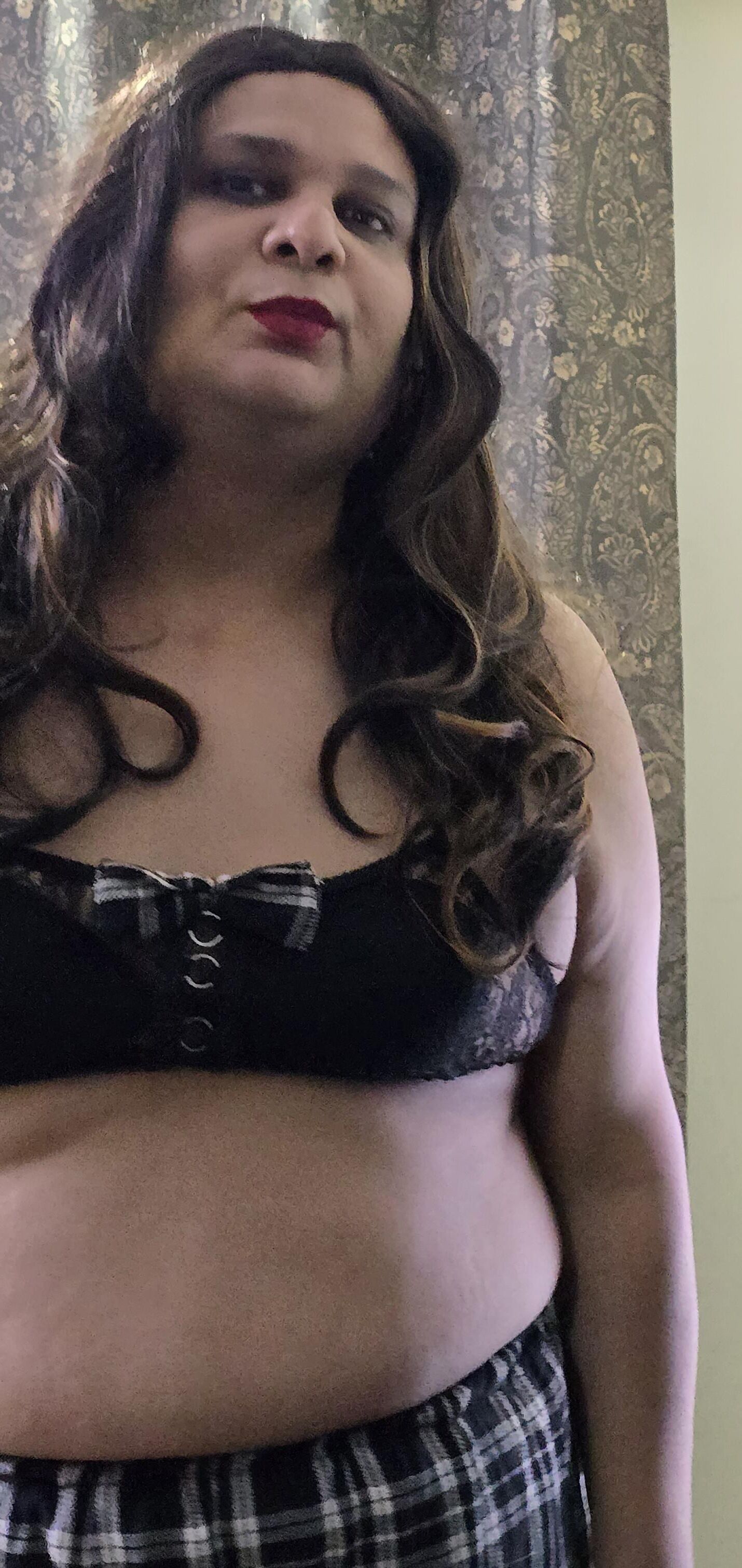 Brunette Shemale Monica M em roupas