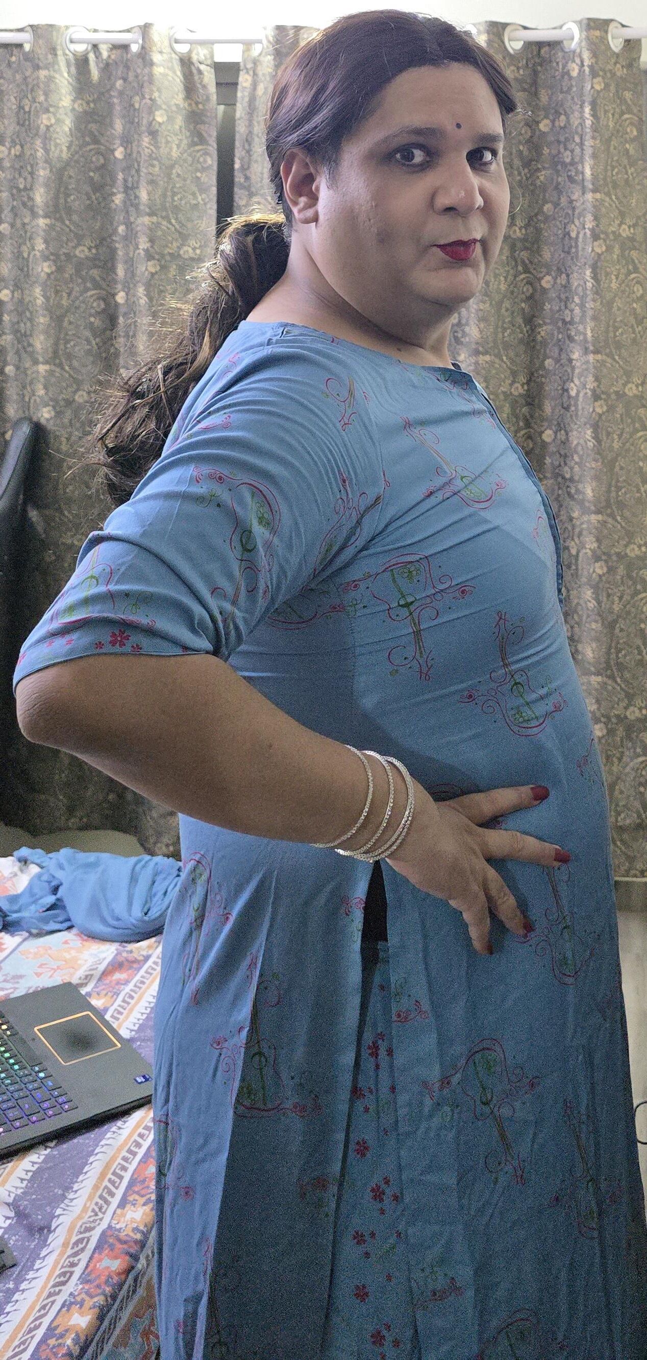 Travesti Monica M em Vestido Azul S