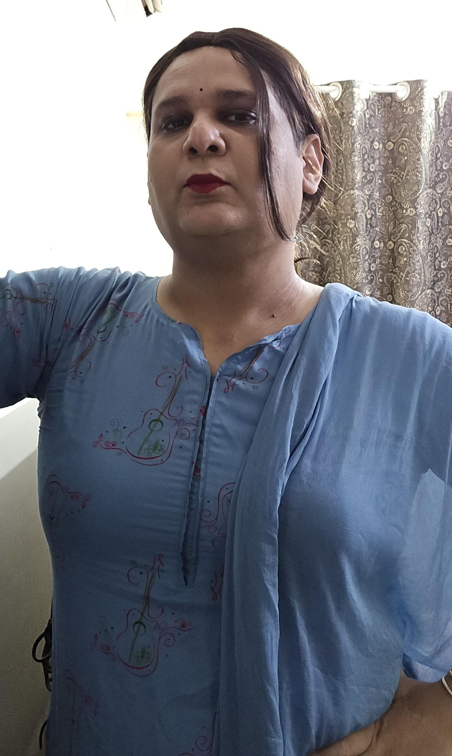 Travesti Monica M em Vestido Azul S