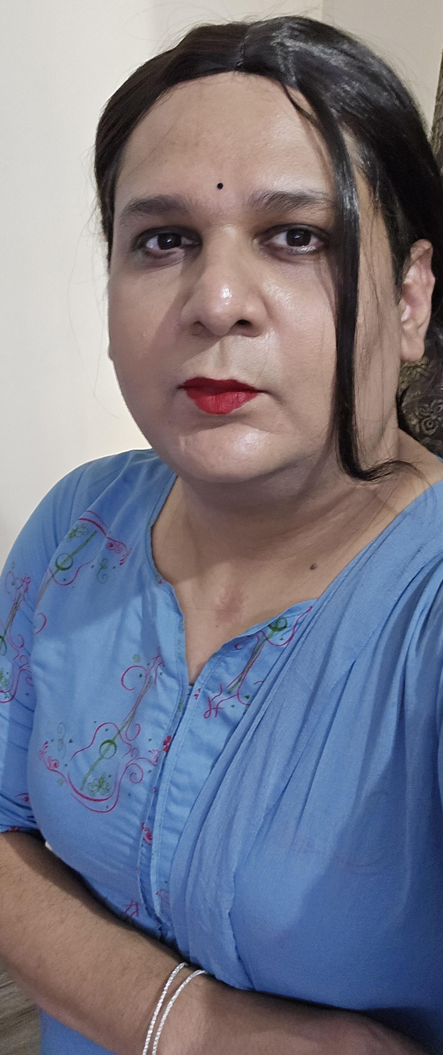 Travesti Monica M em Vestido Azul S