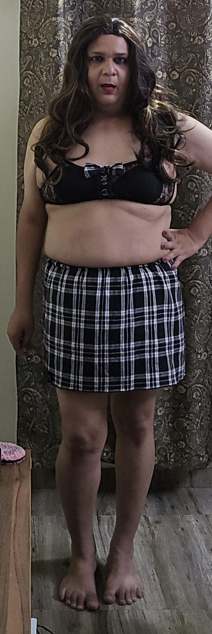 Brunette Shemale Monica M em roupas
