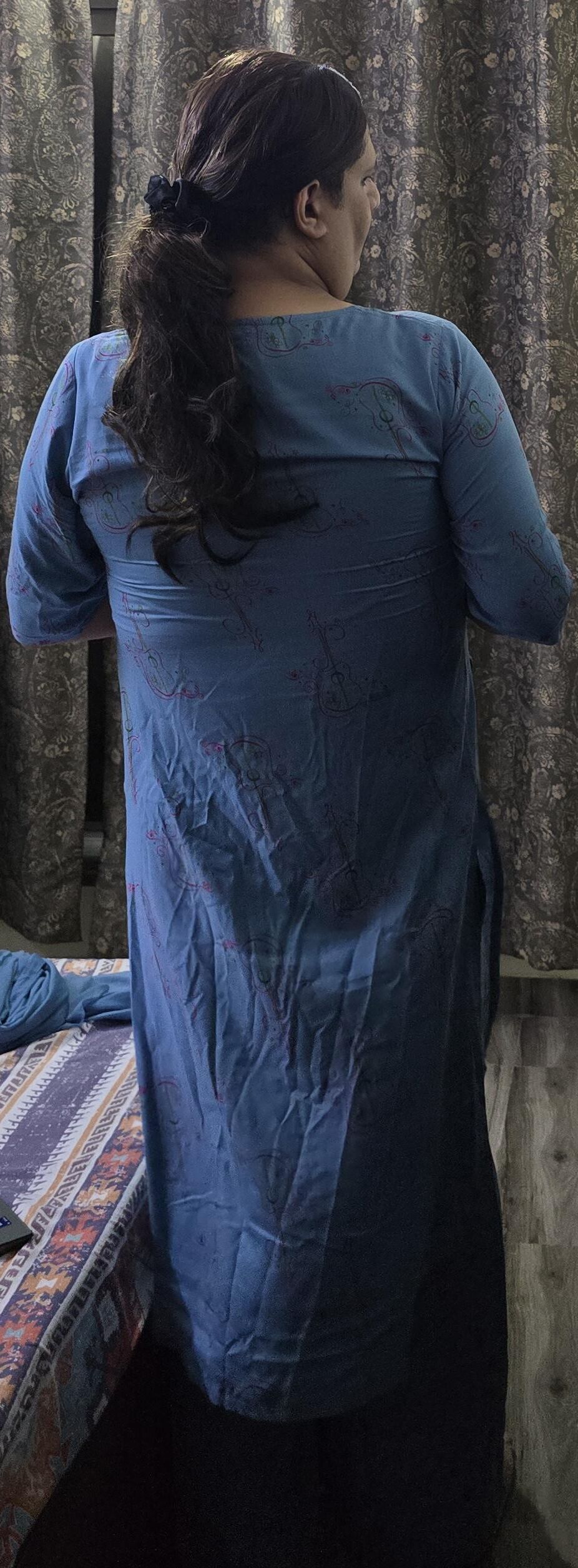 Travesti Monica M em Vestido Azul S