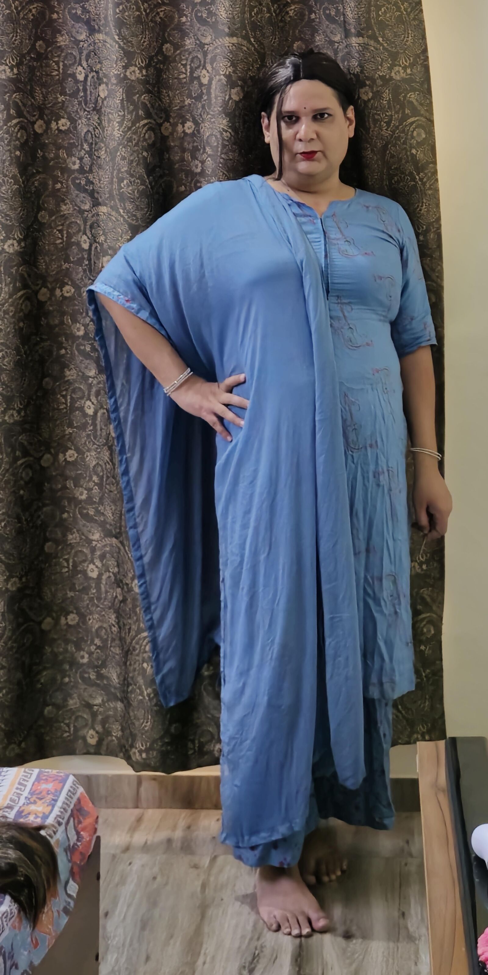 Travesti Monica M em Vestido Azul S