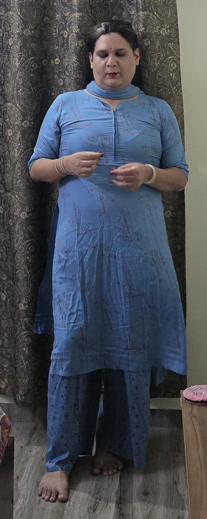 Travesti Monica M em Vestido Azul S