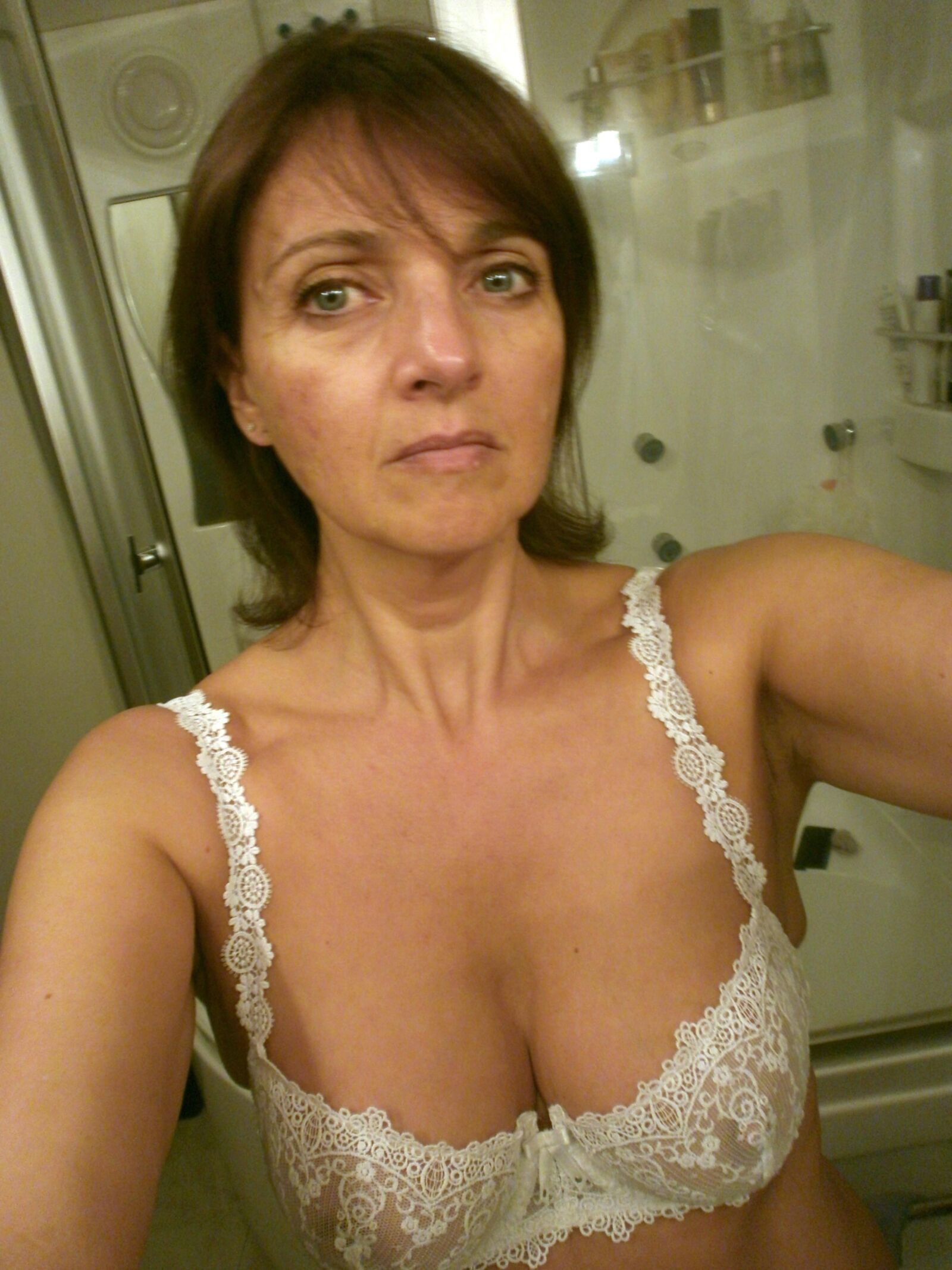 Valerie (FR) to expose and share