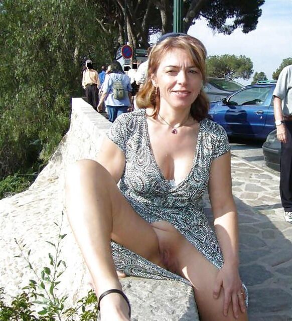 Annie MILF who loves flashing her luscious labia 