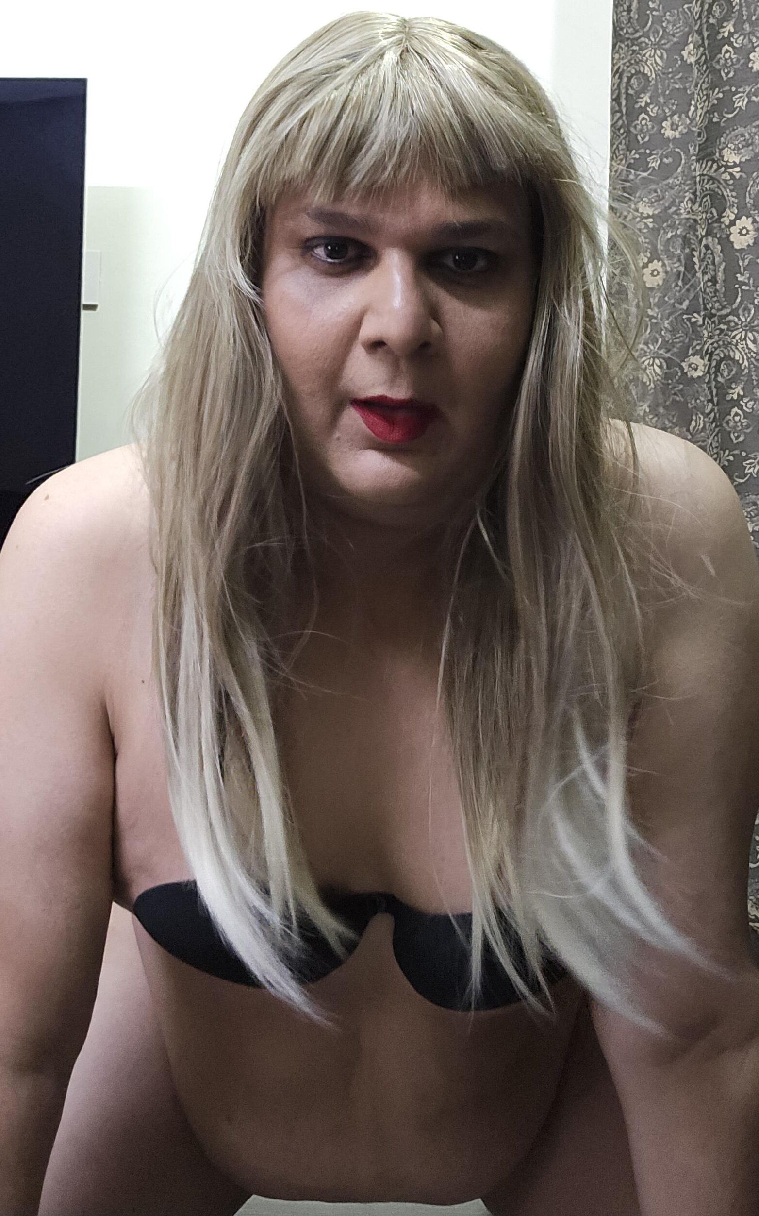 Blonde travesti Monica M aparece