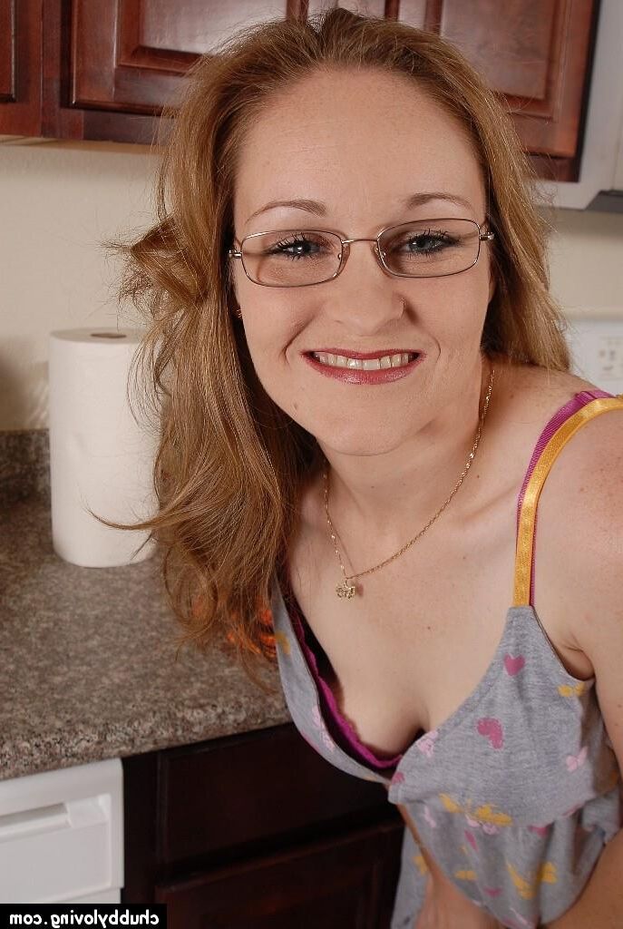 Vênus ruiva madura com mamas flácidas