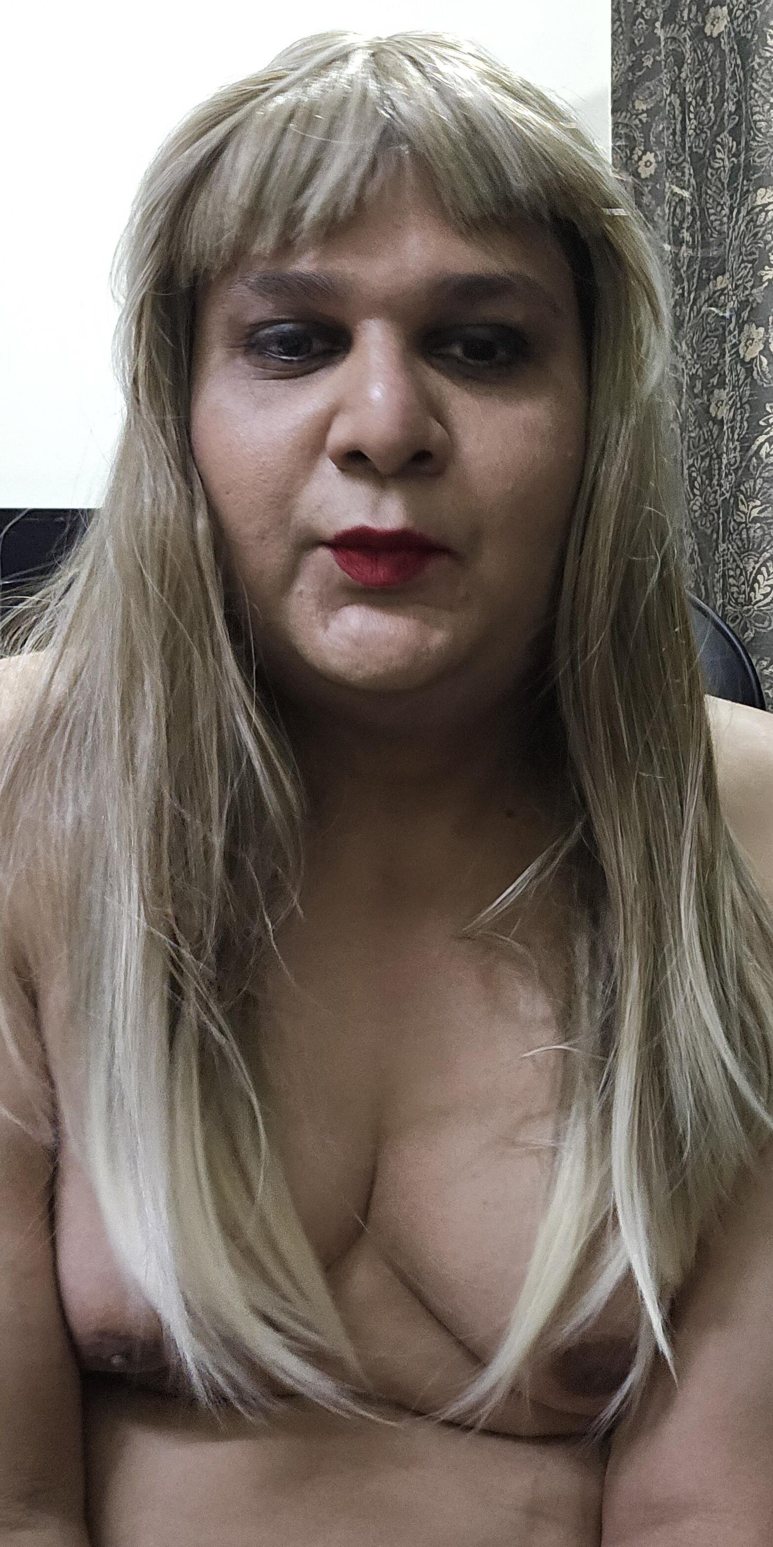 Blonde travesti Monica M aparece