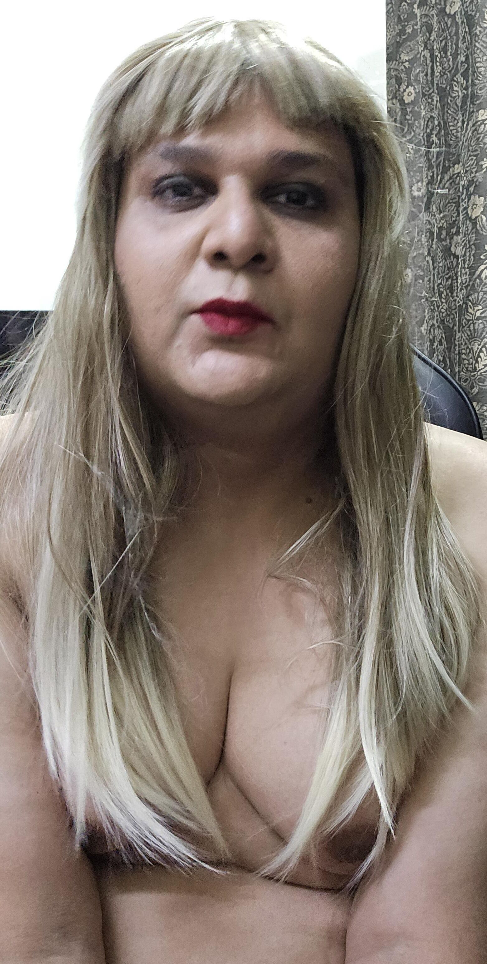 Blonde travesti Monica M aparece